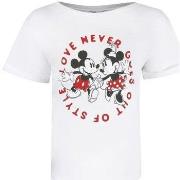 T-shirt Disney Love Never Goes Out Of Style