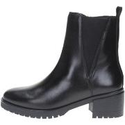 Boots CallagHan -