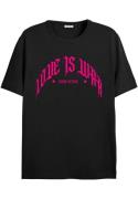 Shirt 'Love Is War'