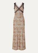 NIKKIE Irene maxi jurk van satijn met panterprint en details van kant