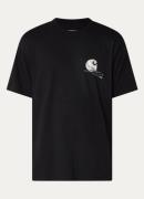 Carhartt WIP Jake Garcia T-shirt van biologisch katoen met logo- en ba...