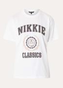 NIKKIE Odessi T-shirt met logoprint