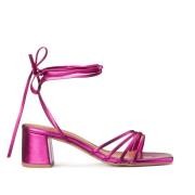 Sandalen in leer met brede hak, bandjes te strikken