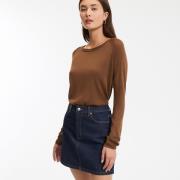 Trui met ronde hals in fijn tricot, lange mouwen