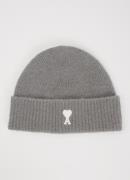 AMI Paris Ribgebreide muts in wolblend met logoborduring
