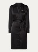 NIKKIE Lodi midi blousejurk van satijn