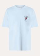 Drôle de Monsieur Slogan Rose T-shirt met logo- en backprint