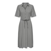 Robe mi-longue avec ceinture, col chemise