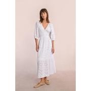 Robe longue brodée manches courtes