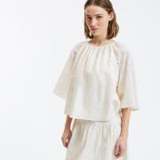 Blouse en broderie anglaise, manches papillon
