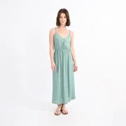 Robe longue à fines bretelles.