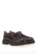 Derbies en cuir à lacets.