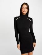 Robe pull ajustée col roulé et boutons